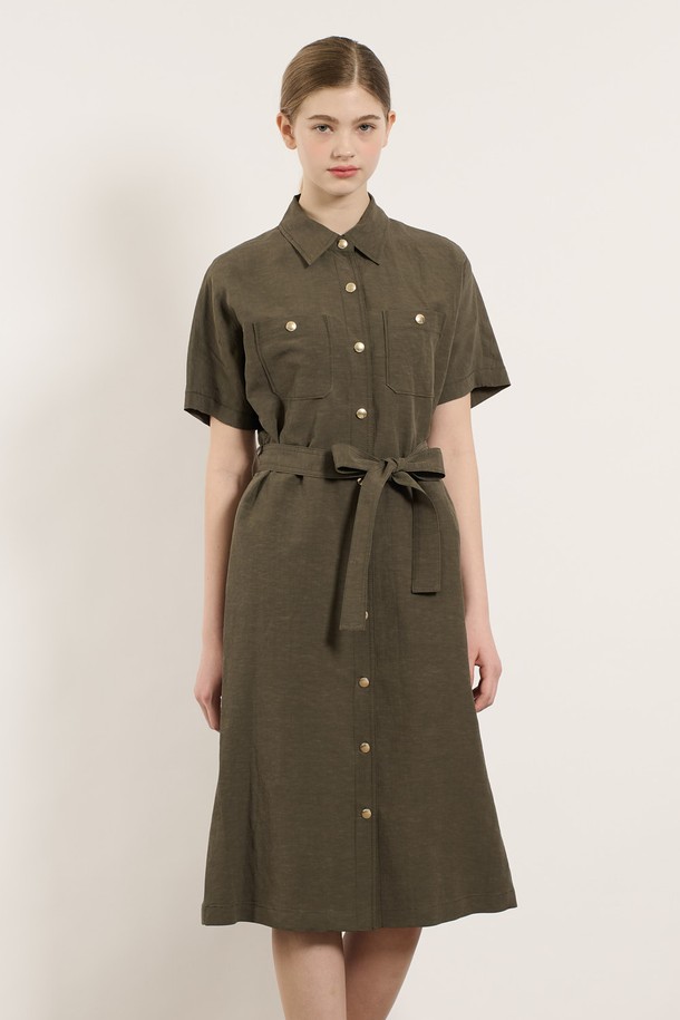 [25SU] 투포켓 린넨 벨티드 원피스는 여름 시즌에 어울리는 카키 색상의 H라인 벨티드 원피스입니다. 마, 레이온, 폴리에스터 혼방 소재로 제작되어 부드러운 촉감을 느낄 수 있으며, 슬림핏 디자인으로 여성스러운 실루엣을 연출합니다. 셔츠칼라와 반소매, 더블 포켓 디테일, 벨트 세트 구성으로 일상복은 물론 포멀한 스타일에도 활용하기 좋습니다.
