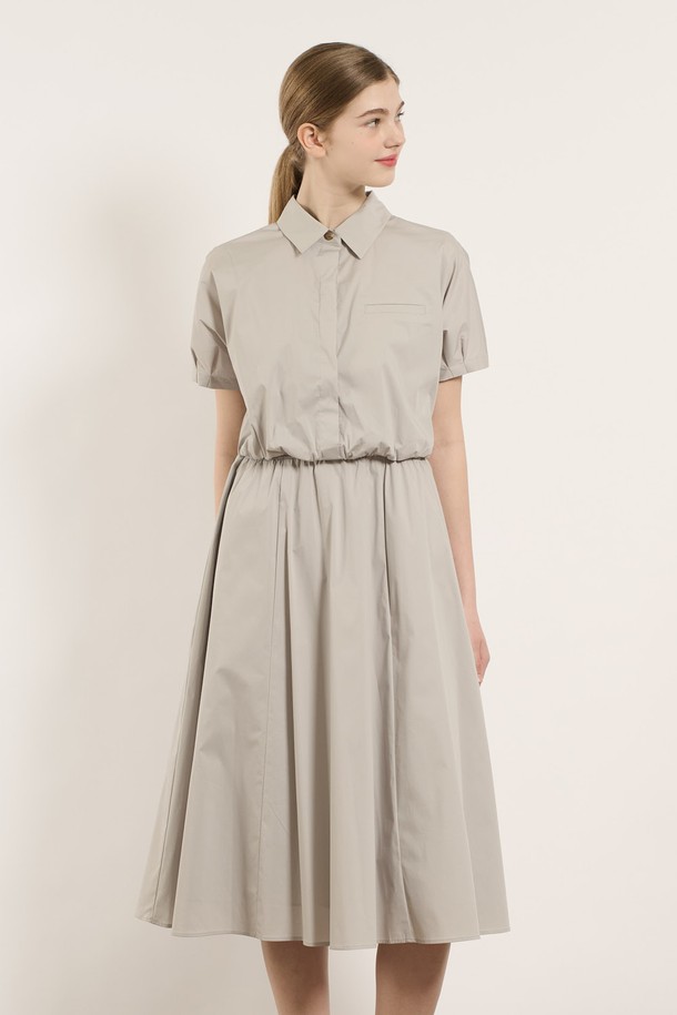 [25SU] 셔링 웨이스트 원피스는 라이트 그레이 색상의 여성용 A라인 플레어 원피스입니다. 부드러운 면, 나일론, 폴리우레탄, 폴리에스터 혼방 소재로 제작되었으며, 얇은 두께로 여름철에 시원하게 착용 가능합니다. 셔링 디테일과 웨이스트 라인 강조로 우아하고 여성스러운 실루엣을 연출하며, 라운드넥 디자인과 반소매, 안감으로 일상에서 편안하게 입을 수 있는 루즈핏 원피스입니다.
