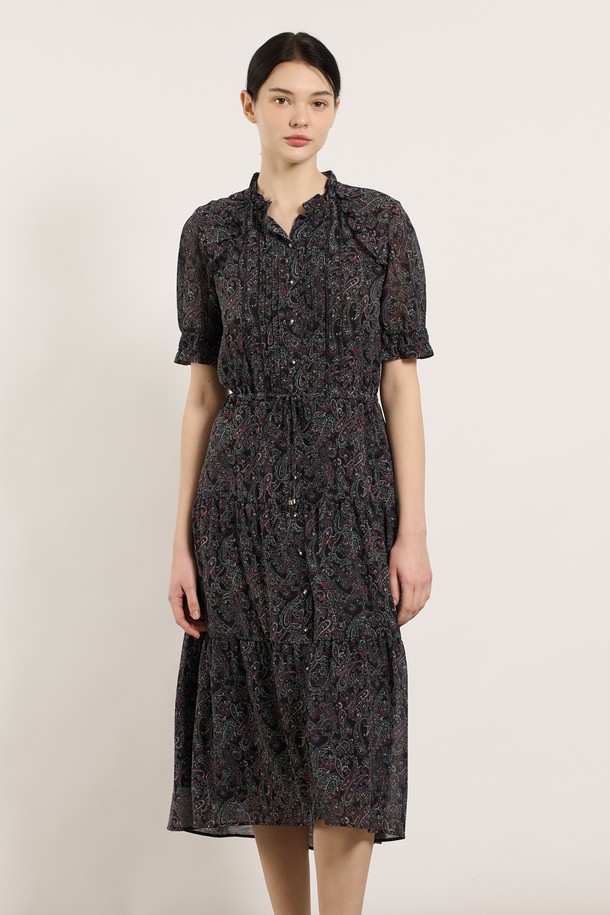 여성스러운 매력을 더하는 [25SU] 에스닉 프릴 캉캉 원피스입니다. 다크 네이비 컬러의 플라워 패턴이 돋보이며, 얇은 두께감으로 여름철 시원하게 착용하기 좋습니다. 라운드넥에 루즈핏, 반소매 디자인으로 편안함과 에스닉한 무드를 동시에 연출하며, 캉캉 치마 타입과 프릴 디테일이 사랑스러운 분위기를 더합니다.
