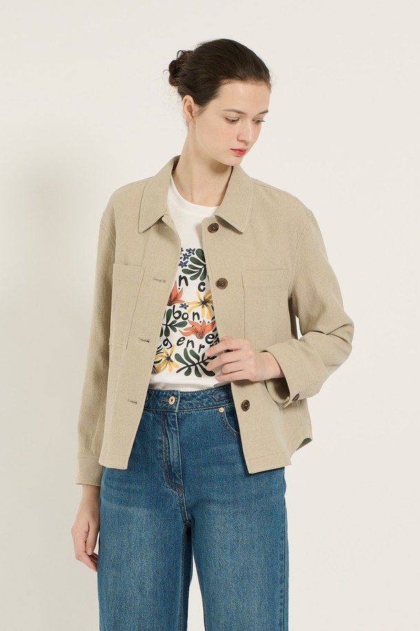 [25SU] 린넨 싱글 셔츠형 자켓은 얇은 두께의 면, 린넨 혼방 소재로 제작되어 여름철에도 시원하고 편안하게 착용할 수 있습니다. 베이지 색상의 루즈핏 셔츠자켓 스타일로, 미니멀하고 베이직한 무드를 연출하며 일상에서 활용하기 좋습니다. 앞면 포켓과 고급스러운 버튼 디테일이 더해졌으며, 우수한 환기성으로 쾌적함을 유지해 줍니다.
