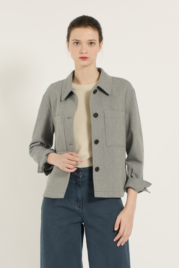 [25SU] 린넨 싱글 셔츠형 자켓은 넉넉한 포켓 디테일과 자연스러운 실루엣이 돋보이는 여성용 아우터입니다. 다크 블루 색상의 루즈핏 셔츠자켓으로, 면과 린넨 혼방 소재를 사용하여 얇고 시원한 착용감을 제공하며 여름철 데일리 및 실내 활동에 적합합니다. 무지 패턴의 긴소매 디자인으로 다양한 스타일링이 가능합니다.
