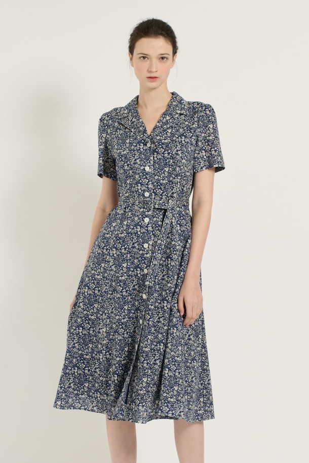 [25SU] A라인 원피스는 여성스러운 실루엣을 연출하는 A라인 디자인의 네이비 및 그린 컬러 원피스입니다. 면과 폴리에스터 혼방 소재에 플라워 패턴이 더해져 우아하고 클래식한 분위기를 자아내며, V넥 라인과 허리 라인 강조 디자인으로 세련된 핏을 선사합니다. 반소매 기장과 안감, 단추 디테일, 소매 끝 섬세한 마감 처리로 여름철 일상에서 편안하고 스타일리시하게 착용할 수 있습니다.
