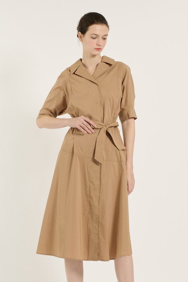 [25SU] 허리 스모킹 원피스 - M BEIGE B5B4I68172는 여성 고객을 위한 여름 원피스입니다. 부드러운 촉감의 면, 나일론, 폴리우레탄 혼방 소재로 제작되었으며, 허리 스모킹 디테일과 A라인 스커트가 클래식하고 우아한 분위기를 자아냅니다. 중간 소매 기장으로 팔 라인이 가늘고 길어 보이는 효과를 주며, 데이트룩, 카페룩, 모임룩 등 다양한 TPO에 어울립니다. 미니멀하고 로맨틱한 스타일을 연출하기 좋으며, 다양한 스타일의 구두와 매치하여 개성 있는 스타일을 완성할 수 있습니다.
