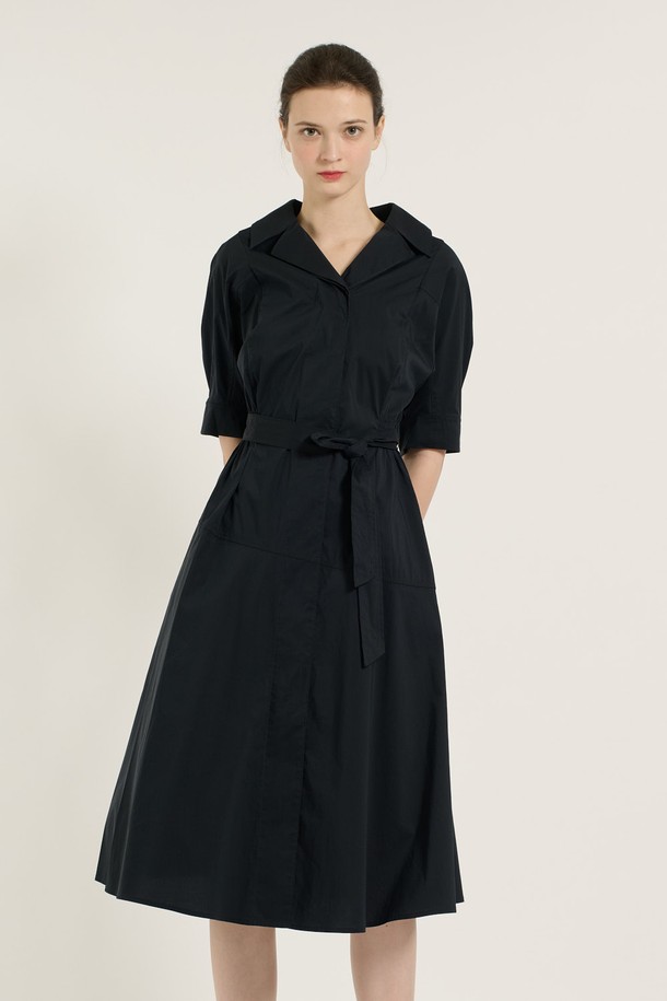 세련된 스타일을 연출하는 [25SU] 허리 스모킹 원피스 - 네이비입니다. 부드러운 면, 나일론, 폴리우레탄 혼방 소재로 제작되어 편안한 착용감을 선사합니다. 허리 스모킹 디테일과 허리 끈이 더해져 우아하고 여성스러운 실루엣을 강조하며, A라인 플레어 스커트가 자유로운 움직임을 돕습니다. 무릎 아래 기장의 슬림핏 브이넥 디자인으로 데이트룩, 카페룩, 모임룩 등 다양한 TPO에 활용 가능하며, 클래식, 미니멀, 로맨틱 스타일을 즐겨 입는 여성분들께 추천합니다. 얇은 두께감의 반소매 디자인으로 여름철 시원하게 착용할 수 있습니다.
