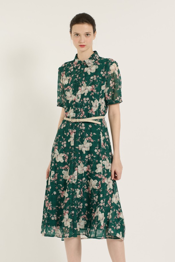 [25SU] 플라워 프린트 체크 원피스는 그린 색상의 플라워, 체크 패턴이 돋보이는 여성용 플레어 원피스입니다. 폴리에스터 소재로 제작되어 가볍고 얇으며, 슬림핏과 반소매 디자인으로 우아하고 클래식한 무드를 연출합니다. 벨트와 안감이 포함되어 있으며, 일상생활에서 편안하게 착용하기 좋은 여름 시즌 아이템입니다.
