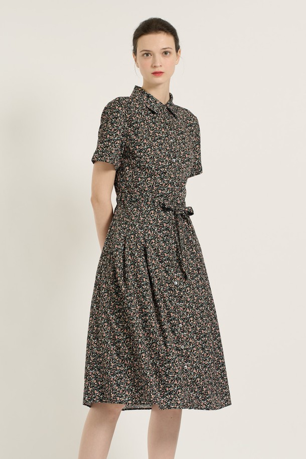 [25SU] 플라워 프린트 원피스는 여성스러운 A라인 핏과 미디 기장으로 우아한 무드를 연출하며, 허리 리본과 버튼 디테일이 포인트입니다. 부드러운 폴리에스터 및 면 혼방 소재에 플라워 패턴이 더해져 일상뿐 아니라 특별한 날에도 돋보이는 스타일을 완성할 수 있습니다. 안감이 있으며, 허리 끈 디테일로 다양한 체형에 잘 어울리는 블랙 색상의 반소매 플라워 프린트 원피스입니다.
