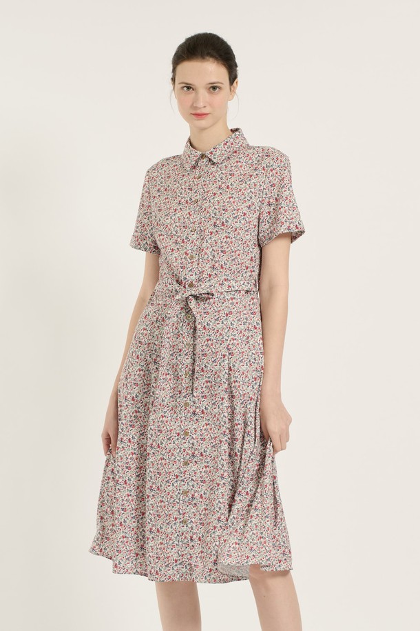 [25SU] 플라워 프린트 원피스는 아이보리 색상의 여성용 플라워 프린트 원피스로, 폴리에스터와 면 소재로 제작되어 부드러운 촉감을 자랑합니다. 로맨틱하고 우아한 무드를 연출하며, 허리 벨트와 버튼 디테일, 안감이 있어 세련된 데일리룩을 완성할 수 있습니다. 칼라 디자인에 반소매로 제작되었으며, 여름에 어울리는 플라워 패턴과 여성스러운 핏이 특징입니다.
