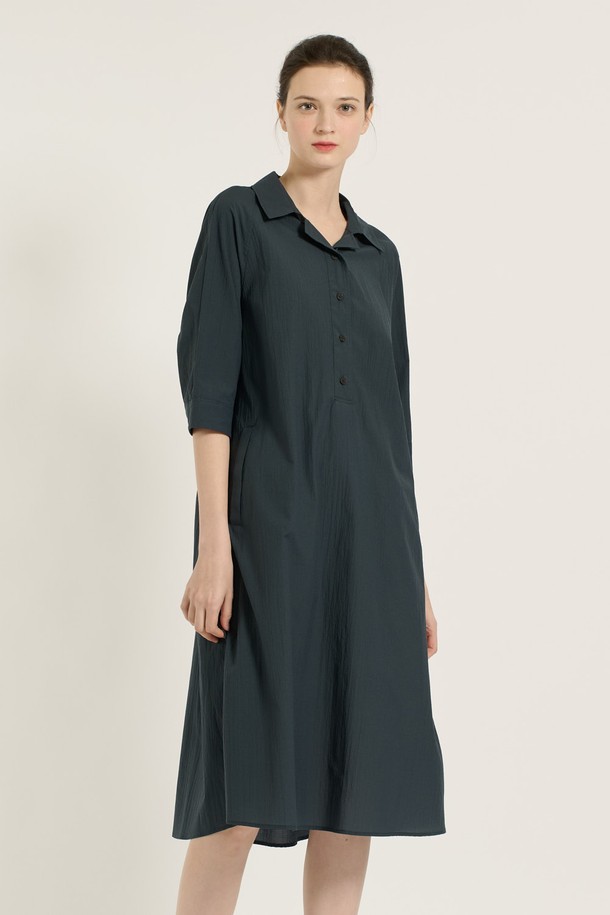 [25SU] 반오픈카라 원피스는 피콕 블루 색상으로, 우아하고 페미닌한 무드를 연출합니다. 부드러운 면, 나일론, 폴리우레탄 혼방 소재로 제작되었으며, 7부 소매와 A라인 핏이 돋보입니다. 허리 벨트가 포함되어 여성스러운 실루엣을 강조하며, 오피스룩, 피크닉, 데일리룩으로 활용하기 좋습니다.
