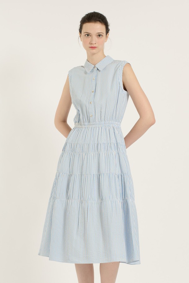 [25SU] 스트라이프 티어드 원피스는 스카이 블루 색상의 스트라이프 패턴이 돋보이는 민소매 티어드 원피스입니다. 레이온, 폴리에스터, 폴리우레탄 혼방 소재로 제작되어 부드러운 촉감과 우수한 통기성을 자랑하며, 안감이 있어 쾌적하게 착용할 수 있습니다. 칼라 디자인에 버튼 디테일이 더해졌으며, 넓게 퍼지는 스커트 라인이 우아하고 페미닌한 무드를 연출합니다.
