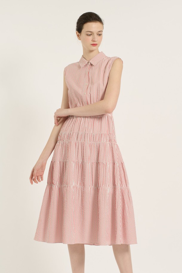 [25SU] 스트라이프 티어드 원피스는 레드 색상의 민소매 원피스로, 스트라이프 패턴과 티어드 치마 디자인이 특징입니다. 얇고 가벼운 레이온, 폴리에스터, 폴리우레탄 혼방 소재로 제작되어 여름철에도 시원하게 착용 가능하며, 허리 밴딩 디테일과 슬림핏으로 여성스러운 실루엣을 연출합니다. 우아하면서도 캐주얼한 스타일을 연출할 수 있는 아이템으로, 안감이 있어 비침 걱정 없이 일상에서 편안하게 입을 수 있습니다.
