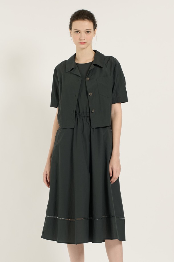 [25SU] 레이어드 원피스는 다크 그린 색상의 세련되고 여성스러운 무드를 연출하며, 봄, 여름 시즌에 일상 및 포멀한 자리에 모두 잘 어울립니다. A라인으로 떨어지는 얇고 부드러운 소재의 레이어드 디자인이 특징이며, 허리 주름, 소매, 밑단 디자인 포인트가 돋보입니다. 나일론, 면, 폴리우레탄, 폴리에스터 혼방 소재로 제작되었고, 안감이 있으며 레귤러핏의 라운드넥 반소매 원피스입니다.
