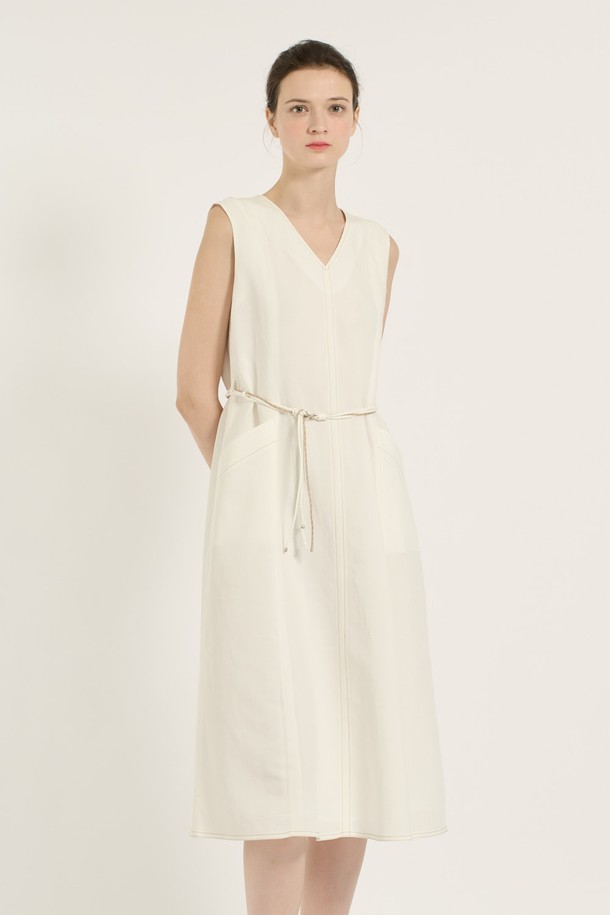 [25SU] 브이넥 민소매 원피스는 화이트 색상의 세련되고 여성스러운 무드를 연출하는 아이템입니다. 가벼운 마, 레이온, 폴리에스터 혼방 소재로 제작되어 얇고 촉감이 좋으며, 브이넥 디자인과 허리 라인 끈 디테일로 포인트를 더했습니다. 깔끔하게 떨어지는 레귤러 핏 라인으로 데일리룩은 물론, 모든 계절에 활용 가능한 활용도 높은 민소매 원피스입니다.
