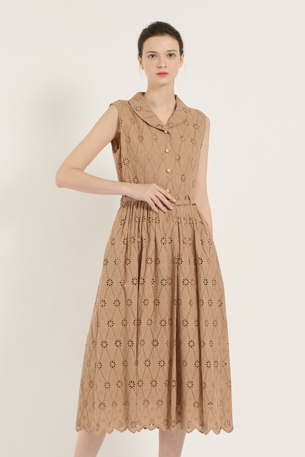 [25SU] 숄카라 턱 디테일 원피스 - M BEIGE B5B5O64572는 부드러운 면 소재의 A라인 플레어 원피스입니다. 숄카라 네크라인과 턱 디테일, 벨트 디테일이 특징이며, 안감이 있어 편안하게 착용할 수 있습니다. 베이지 색상의 민소매 숄카라 원피스로, 우아하고 세련된 무드를 연출하며 일상 또는 데일리룩으로 활용하기 좋습니다.
