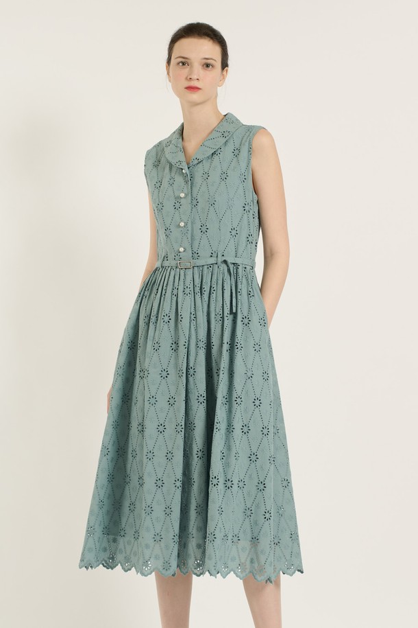 [25SU] 숄카라 턱 디테일 원피스는 우아하고 여성스러운 무드를 선사하는 미디 기장의 플레어 원피스입니다. 부드러운 면 소재와 잔잔한 패턴이 돋보이며, 숄카라 네크라인과 턱 디테일이 포인트를 더합니다. 군더더기 없이 플린한 라인과 움직임에 따라 자연스럽게 흐르는 실루엣이 매력적이며, 안감이 있어 편안하게 착용 가능합니다.
