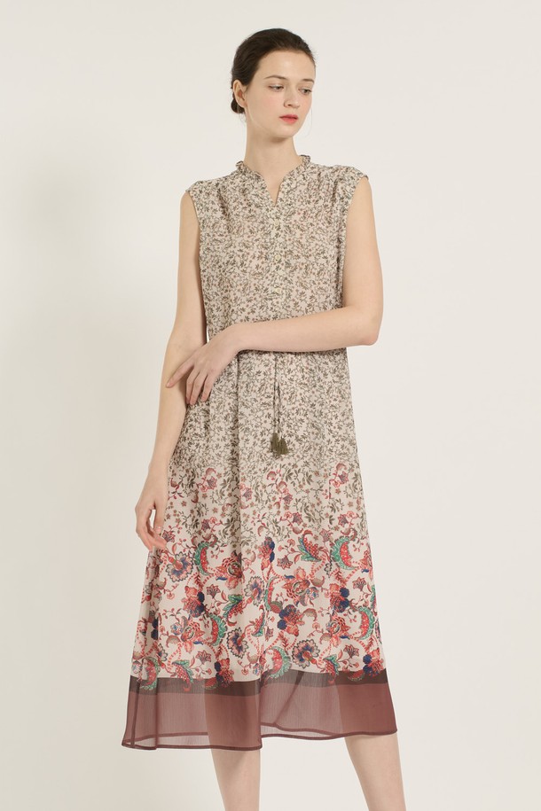 [25SU] 플라워 스트링 원피스는 여성스러운 무드를 연출하는 플라워 패턴의 브이넥 롱 원피스입니다. 허리 스트링으로 핏 조절이 가능하며, 얇고 부드러운 폴리에스터 소재와 안감으로 여름에도 편안하게 착용할 수 있습니다. 빈티지한 플라워 패턴과 밑단 디테일이 돋보이는 세련된 디자인으로, 데일리룩 또는 특별한 날에 우아하게 연출해보세요.
