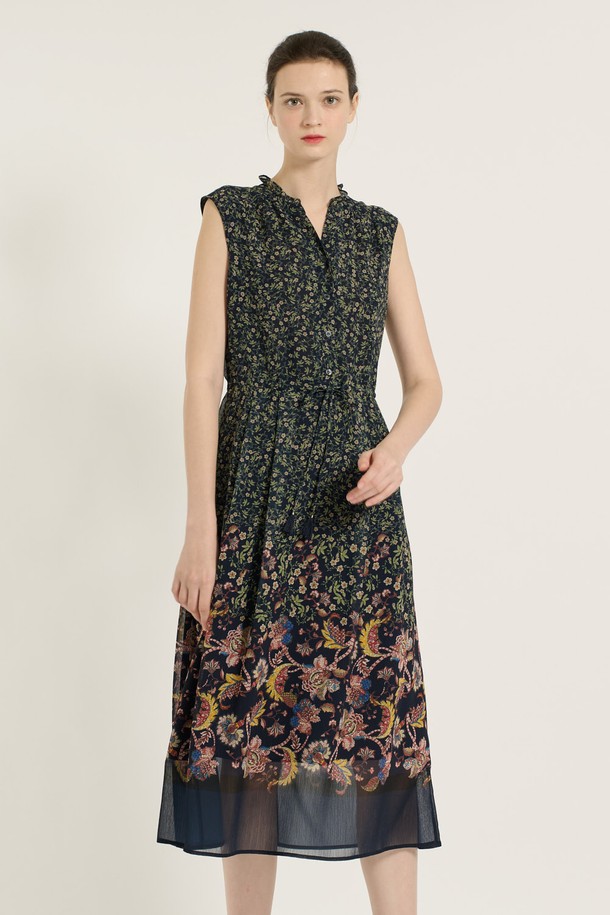 [25SU] 플라워 스트링 원피스 - NAVY는 여성스러운 무드의 데일리룩을 완성해 줄 플라워 스트링 원피스입니다. 네이비 색상 바탕에 플라워 패턴이 돋보이며, 허리 스트링과 스커트 패턴 변화 디테일이 더해져 여성스러운 실루엣을 연출합니다. 폴리에스터 소재로 제작되어 가볍고 시원한 착용감을 제공하며, 구김 방지 기능과 다리가 길어 보이는 길이감이 특징입니다.
