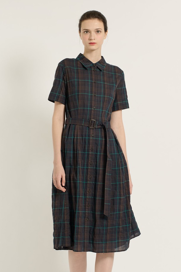 [25SU] 턱 체크 원피스는 시원한 여름을 위한 여성용 캐주얼 원피스입니다. 다크 네이비 컬러의 체크 패턴과 A라인 플레어 치마, 반소매 디자인으로 시원하고 여성스러운 분위기를 연출합니다. 얇은 두께와 루즈핏으로 편안한 착용감을 선사하며, 칼라 네크라인과 턱 디테일이 특징입니다.
