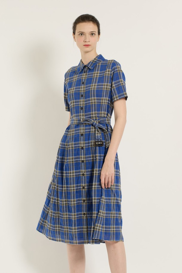 여성스러운 매력을 더해줄 [25SU] 턱 체크 원피스 - DARK BLUE B5B4O62754입니다. 다크 블루 컬러의 체크 패턴과 셔츠 칼라 디자인이 캐주얼하면서도 세련된 분위기를 연출합니다. A라인 플레어 치마와 루즈핏으로 편안한 착용감을 선사하며, 벨트 디테일로 허리 라인을 강조하여 더욱 돋보이는 실루엣을 완성합니다. 여름철 일상에서 시원하게 즐길 수 있는 반소매 원피스입니다.
