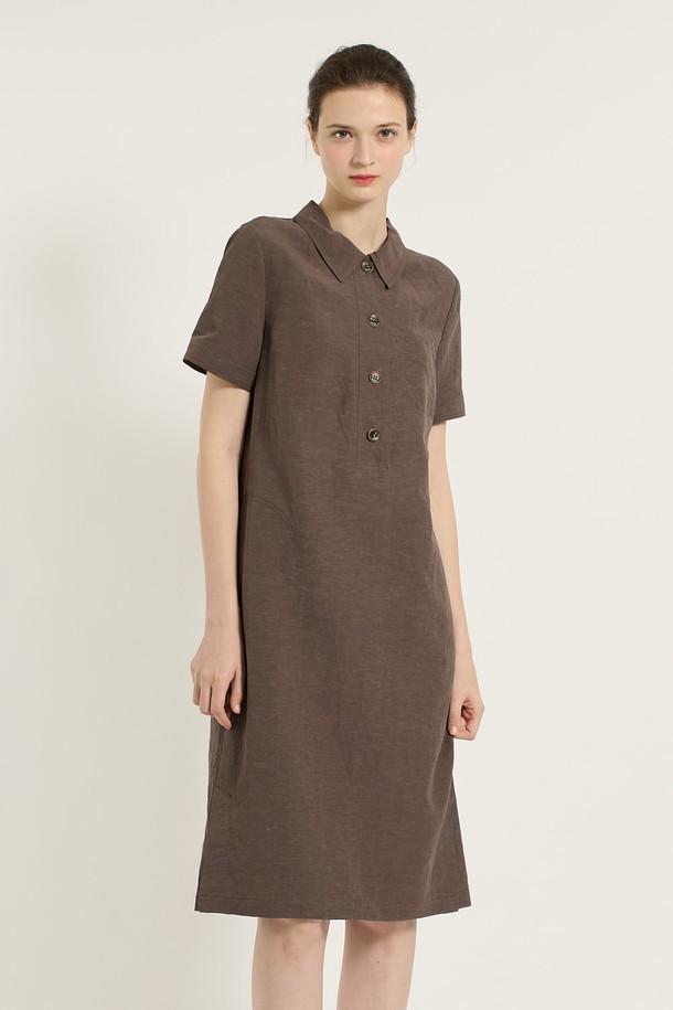 [25SU] 베이직 반오픈 원피스는 부드러운 촉감과 시원한 착용감을 선사하는 여름 여성 원피스입니다. 마, 레이온, 폴리에스터 혼방 소재로 제작되었으며, 깔끔한 카라넥과 단추, 실용적인 포켓 디테일이 돋보입니다. 레귤러핏에 반소매 기장, 무지 패턴으로 베이직한 스타일을 연출하며, 브라운과 피콕 블루 두 가지 색상으로 만나볼 수 있습니다.
