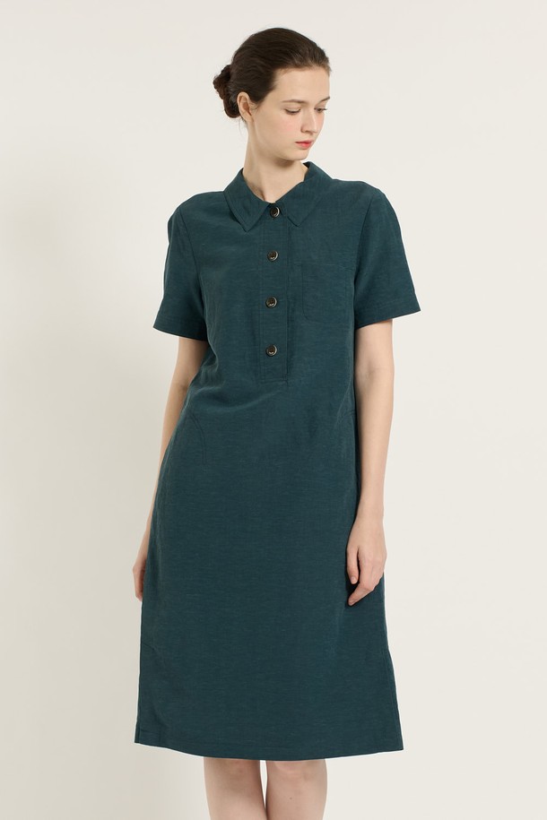 [25SU] 베이직 반오픈 원피스는 시원한 여름을 위한 여성 의류로, 세련된 디자인과 편안한 착용감을 선사합니다. 마, 레이온, 폴리에스터 혼방 소재에 자연스러운 핏과 반오픈 네크라인, 단추 디테일이 더해져 간결하면서도 멋스러운 스타일을 연출합니다. PEACOCK BLUE와 BROWN 두 가지 컬러로 제공되며, 안감이 있어 비침 걱정 없이 착용할 수 있습니다.
