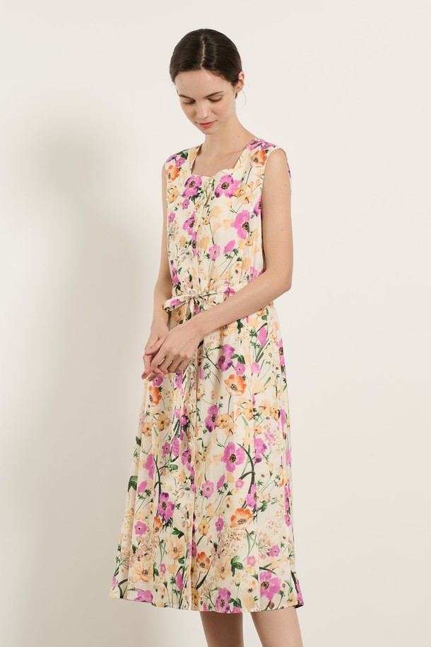 [25SU] 플로럴 프린트 리본 원피스 - IVORY B5M5O63513는 여성스러운 분위기를 연출하는 아이보리 컬러의 A라인 원피스입니다. 가볍고 시원한 면 소재에 플라워 패턴으로 화사함을 더했으며, 허리 리본 디테일과 스퀘어넥 라인으로 여성스러운 실루엣을 강조합니다. 얇은 두께감과 민소매 디자인으로 여름철 시원하게 착용 가능하며, 체형 커버 효과를 제공합니다.
