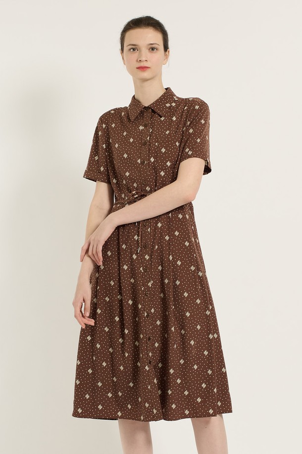 [25SU] 프린트 스트링 원피스 - BROWN B5B5O63974는 여성용 셔츠형 원피스로, 여름 계절에 어울리는 얇은 두께감과 A라인 플레어 치마핏을 갖췄습니다. 브라운 컬러 바탕에 도트 패턴 프린트가 돋보이며, 반소매 디자인과 허리 스트링으로 캐주얼한 무드를 연출합니다. 카라 네크라인과 레귤러핏으로 편안하게 착용할 수 있습니다.
