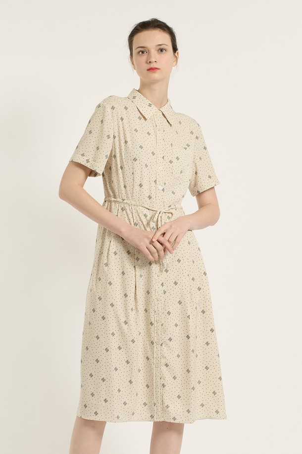 크림 컬러의 여성용 [25SU] 프린트 스트링 원피스입니다. 플라워 패턴의 플레어 A라인 스커트와 반소매 디자인, 얇은 두께감으로 시원한 여름 스타일을 연출합니다. 캐주얼한 무드에 카라 네크라인과 스트링 디테일로 포인트를 더한 레귤러핏 프린트 원피스입니다.
