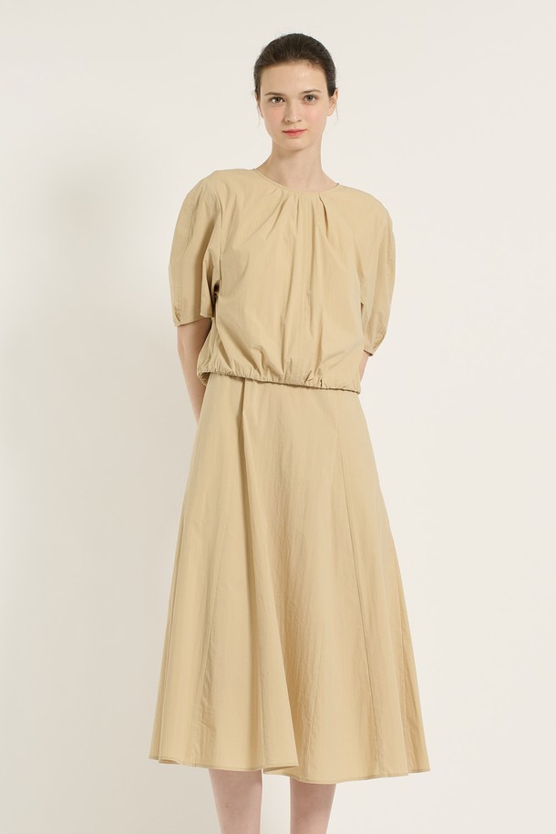 여성스러운 실루엣을 연출하는 [25SU] 2IN1 원피스입니다. 베이직한 디자인에 여성스러운 A라인 플레어 스커트, 반소매, 라운드넥으로 편안하게 착용 가능합니다. 얇은 두께감과 시원한 베이지 컬러, 플리츠 디테일이 더해져 여름철 데일리룩으로 활용하기 좋습니다.
