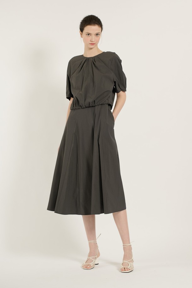 [25SU] 2IN1 원피스는 여성스러운 실루엣을 연출하는 2IN1 디자인의 여름 원피스입니다. 부드러운 그레이 컬러에 A라인 플레어 치마가 더해져 미니멀하면서도 베이직한 스타일을 완성합니다. 라운드넥에 반소매, 얇은 두께감과 주름 디테일로 시원하고 편안하게 착용할 수 있습니다.
