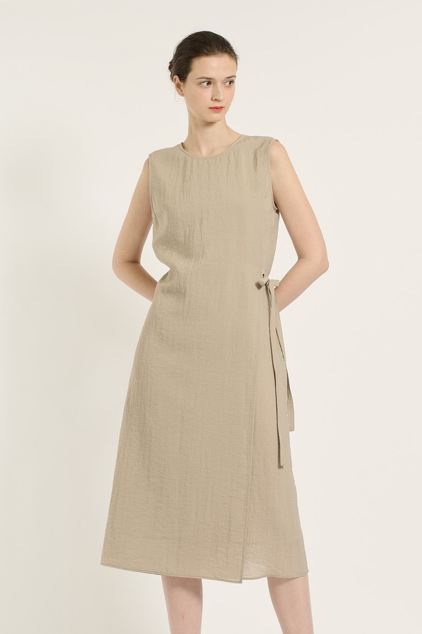 [25SU] 랩 원피스 - M BEIGE B5B6O65172는 여성 의류로, 미니멀하면서 엘레강스한 스타일을 연출합니다. M BEIGE 컬러의 얇은 두께, 부드러운 촉감의 레이온, 나일론, 린넨, 폴리에스테르 혼방 소재로 제작되었으며, 랩 디자인과 라운드넥이 특징입니다. 사이드 매듭 디테일과 자연스러운 플리츠, 민소매 디자인으로 여름철 데일리룩에 적합하며, 사계절 활용 가능한 실용적인 아이템입니다.
