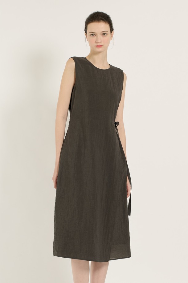 [25SU] 다크 그레이 랩 원피스는 부드럽고 시원한 레이온, 나일론, 마 혼방 소재로 제작되어 여름철에도 편안하게 착용할 수 있습니다. 슬림 핏 라운드넥 디자인에 허리 슬림 디자인과 옆 매듭 장식이 더해져 세련되고 우아한 분위기를 연출하며, 랩 스타일 치마가 여성스러운 실루엣을 강조합니다. 민소매 디자인과 캠 디테일이 시원함을 더하고, 안감(폴리에스터)으로 편안한 착용감을 선사하여 일상 또는 특별한 날 모두 활용하기 좋습니다.
