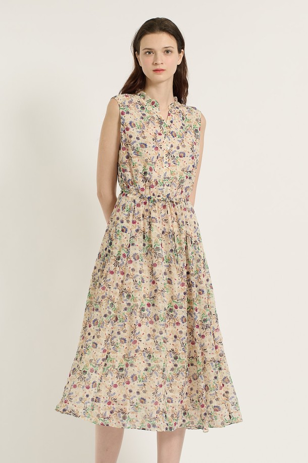 [25SU] 플라워 엠보 민소매원피스는 가볍고 시원한 폴리에스터 소재로 제작되어 여름철에도 쾌적하게 착용할 수 있습니다. 우아하고 엘레강스한 분위기를 연출하는 A라인 플레어 핏의 민소매 원피스로, 허리 주름 디테일과 넉넉한 스커트 길이가 여성스러운 실루엣을 완성합니다. 엠보 플라워 패턴과 부드러운 촉감, 라운드넥 디자인으로 편안하면서도 세련된 스타일을 연출하며, LIGHT BEIGE와 BLACK 두 가지 색상으로 제공됩니다.
