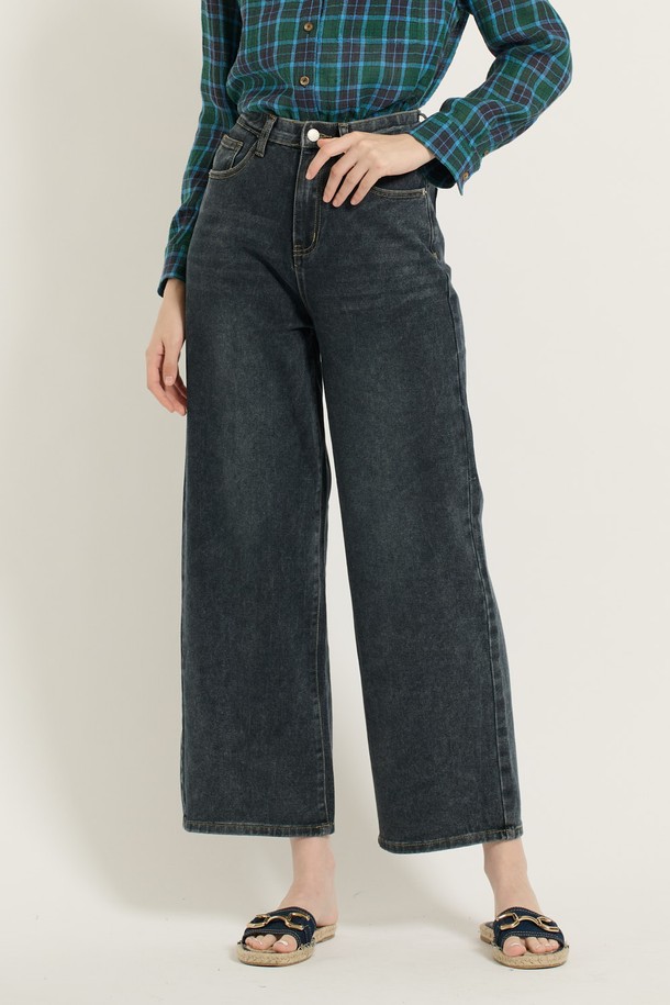 [25FA] 와이드 데님 팬츠 - DARK BLUE B5C7G37295는 데일리 및 캐주얼 스타일을 위한 여성용 데님 팬츠입니다. 면, 폴리에스터, 폴리우레탄 혼방 소재로 제작되었으며, 다크 블루 컬러의 무지 패턴, 긴 기장의 와이드핏으로 편안한 착용감을 선사합니다. 하이웨이스트 디자인과 깔끔한 스티치 디테일, 넉넉한 실루엣으로 가을 시즌에 활용하기 좋은 베이직하고 캐주얼한 아이템입니다.
