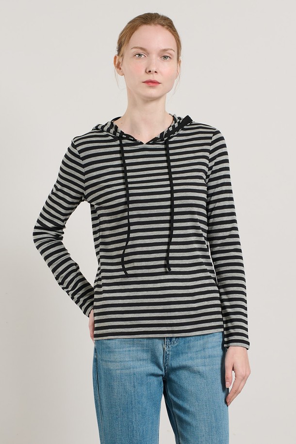 "[25FA] 스트라이프 후드 져지 - LIGHT M GRAY"는 가을에 어울리는 여성용 후드 티셔츠입니다. 캐주얼, 클래식, 미니멀 스타일을 모두 아우르는 디자인으로 가을 나들이룩이나 집콕룩에 적합합니다. 부드러운 촉감의 라이트 M 그레이 컬러에 스트라이프 패턴이 더해져 세련된 느낌을 줍니다. 레이온, 아크릴, 캐시미어, 폴리우레탄, 모, 견 등의 고급 소재 혼방으로 제작되어 편안하면서도 고급스러운 착용감을 선사합니다. 후드 조임끈과 소매, 밑단의 깔끔한 마감 처리로 완성도를 높였습니다.
