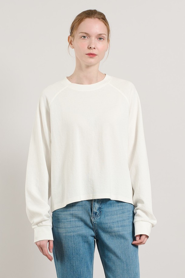 [25FA] 맨투맨 라운드 져지 - SNOW WHITE (스노우 화이트) A5F7X40711는 여성용 상의 맨투맨입니다. 가을, 겨울 데일리룩과 가을 나들이룩에 적합하며, 베이직하고 미니멀한 스타일을 연출합니다. 면 90%와 나일론 10% 혼방 소재로 제작되어 부드러운 촉감을 자랑하며, 레귤러핏 라운드넥 디자인입니다. 긴 소매 기장과 손목 및 허리 부분 마감 처리가 특징이며, 일상복으로 편안하게 착용할 수 있습니다.
