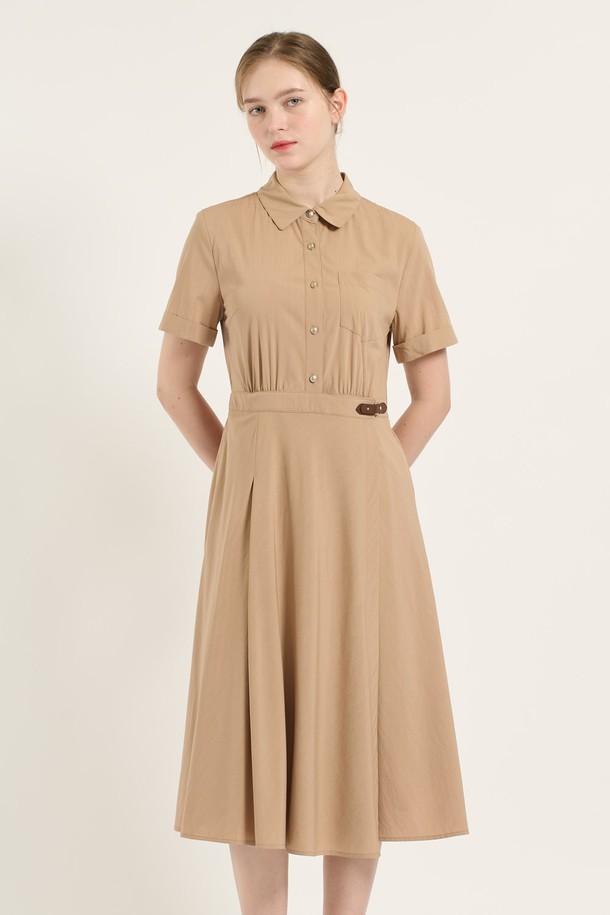 [25SU] 셔츠형 랩원피스는 다크 베이지 및 다크 그레이 컬러로 출시된 여성용 셔츠형 원피스입니다. 레이온, 나일론, 폴리우레탄, 폴리에스터 혼방 소재로 제작되어 부드러운 촉감과 얇은 두께감으로 여름철 데일리 및 포멀룩에 적합합니다. A라인 핏, 셔츠칼라, 반소매 디자인에 벨트, 주름, 소매 버튼, 서스펜더 디테일을 더해 클래식하면서도 모던한 스타일을 연출합니다.
