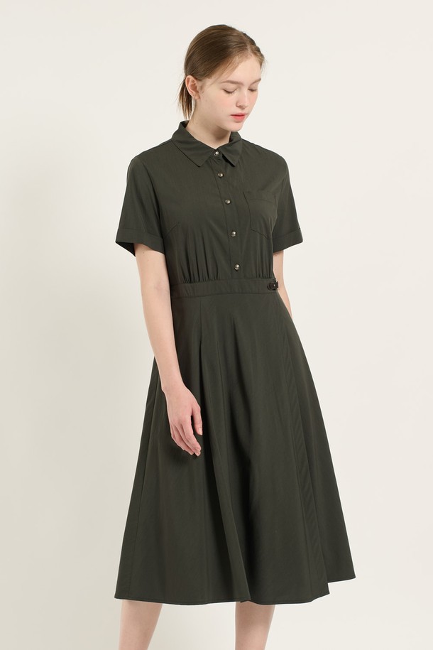 [25SU] 셔츠형 랩 원피스는 다크 그레이와 다크 베이지 두 가지 색상으로 출시된 여성용 여름 원피스입니다. 부드러운 촉감의 레이온, 나일론, 폴리우레탄, 폴리에스터 혼방 소재로 제작되었으며, 셔츠 칼라, 반소매, 허리 라인 강조, 랩 스타일, 버튼 및 포켓 디테일이 특징입니다. A라인 핏에 안감이 있어 시크하고 캐주얼하며 우아한 스타일을 연출할 수 있습니다.
