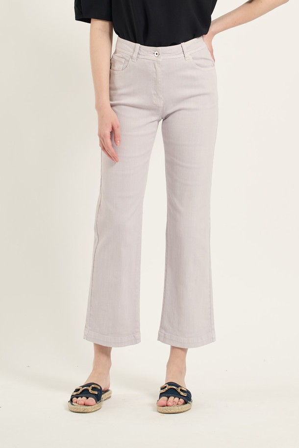 [25SU] 파스텔 컬러워싱 데님팬츠 - LIGHT VIOLET은 여름 시즌을 위한 여성 데님팬츠입니다. 라이트 바이올렛과 올리브 두 가지 컬러로 출시되었으며, 유니크하면서도 세련된 스타일을 연출합니다. 크롭 기장의 스트레이트 핏으로 제작되었으며, 부드러운 촉감과 뛰어난 탄력성으로 편안한 착용감을 제공합니다. 워싱 디테일이 돋보이며 높은 활용도를 자랑합니다.
