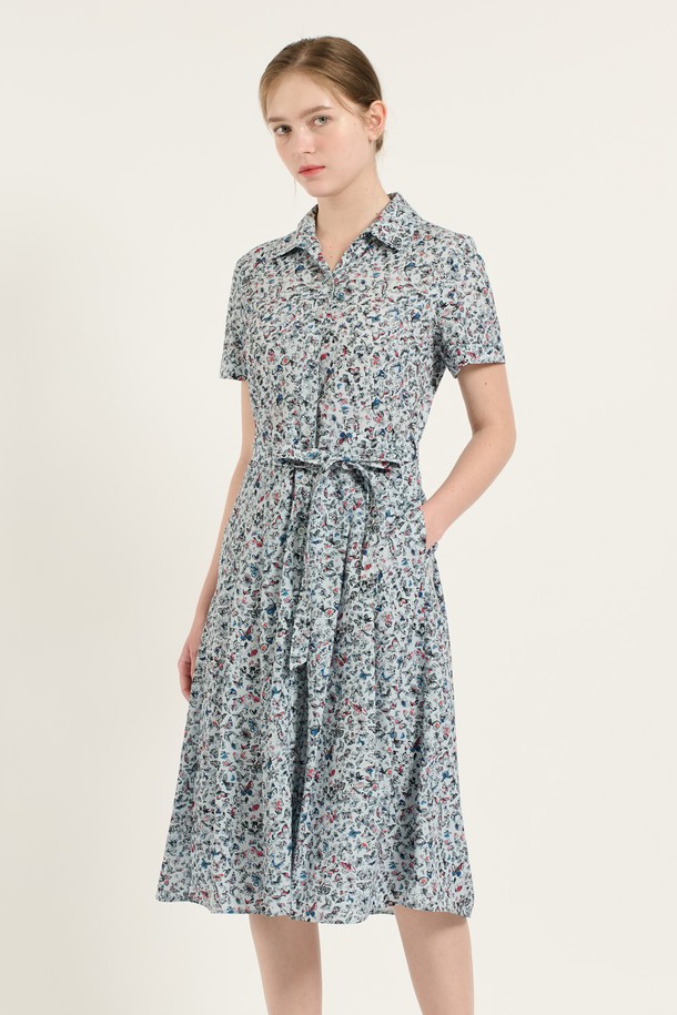 [25SU] M BLUE 플라워 프린트 핏앤플레어 원피스는 시원한 여름을 위한 여성스러운 플레어 원피스입니다. 부드러운 폴리에스터 소재와 안감 처리로 편안한 착용감을 선사하며, 허리 스트랩으로 핏을 조절하여 우아한 실루엣을 연출할 수 있습니다. 카라 네크라인과 반소매 디자인, 플라워 패턴이 어우러져 데일리룩은 물론 특별한 날에도 돋보이는 스타일을 완성합니다.
