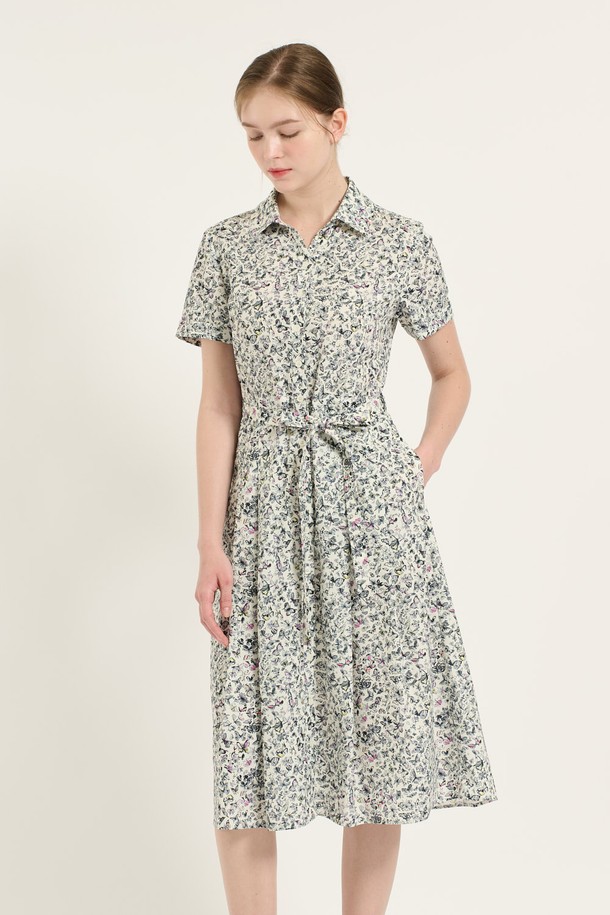 아이보리 컬러의 [25SU] 프린트 핏앤플레어 원피스는 부드러운 폴리에스터 소재로 제작되어 편안한 착용감을 선사합니다. 허리 벨트 디테일과 허리선 스트링으로 우아한 실루엣을 연출하며, 소매와 스커트의 플레어 디테일이 여성스러운 매력을 더합니다. 데일리룩은 물론 특별한 날에도 돋보이는 스타일을 완성해보세요.
