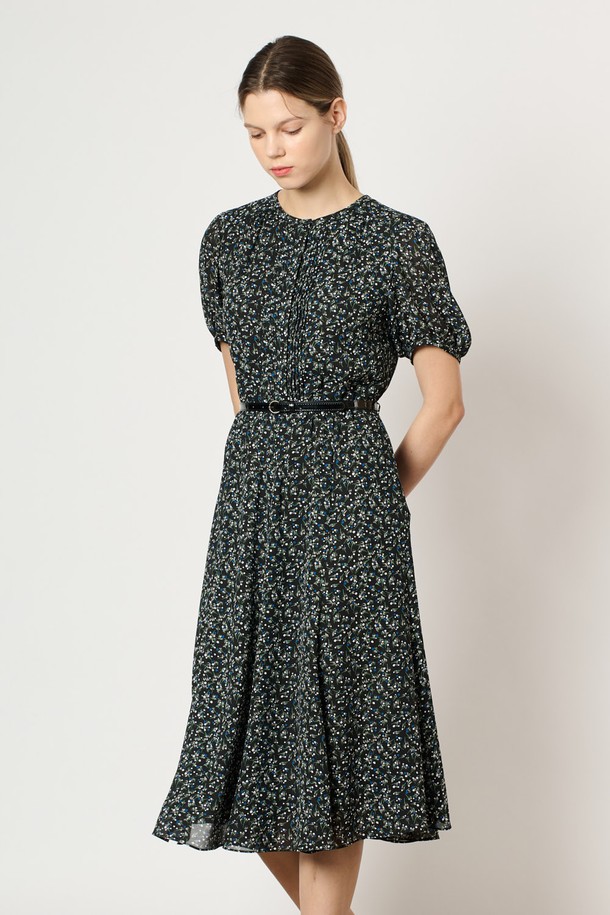 [25FA] 벨티드 플레어 원피스 - BLACK은 우아하고 세련된 스타일을 연출하는 여성용 원피스입니다. 블랙 컬러의 폴리에스터 소재로 제작되어 부드러운 촉감을 선사하며, 플로럴 패턴이 은은하게 포인트를 더합니다. 라운드넥과 반소매 디자인, 벨트 디테일이 여성스러운 실루엣을 강조하며, 볼륨감 있는 소매가 특징입니다. 격식 있는 자리나 데일리 룩으로 활용하기 좋으며, 모임룩, 데이트룩, 하객룩 등 다양한 TPO에 맞춰 클래식, 로맨틱, 미니멀한 스타일을 연출할 수 있습니다. 활동성 좋은 구조로 편안하게 착용 가능하며, 가을 시즌에 어울리는 아이템입니다.
