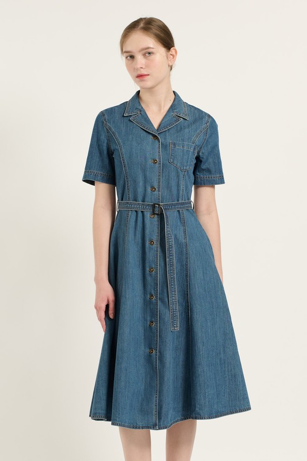 세련된 핏앤플레어 디자인이 돋보이는 [25FA] 인디고 데님 원피스입니다. 면과 폴리에스터 혼방 소재로 제작되어 편안한 착용감을 선사하며, 허리 라인을 강조하는 벨트와 버튼 디테일이 클래식하고 세련된 무드를 더합니다. 플레어 스커트와 반소매 디자인으로 데일리룩에 활용하기 좋으며, 포켓으로 실용성을 높였습니다.
