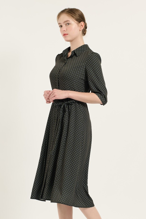 [25FA] 셔츠형 플레어 벨티드 원피스 - KHAKI (카키) B5C7O67145는 우아하고 세련된 스타일을 연출하는 여성 셔츠형 원피스입니다. 7부 소매 기장과 셔츠 칼라 디자인이 특징이며, 허리 벨트 디테일이 더해져 슬림핏을 강조합니다. 자연스러운 플레어 라인과 안감 처리가 편안한 착용감을 선사하며, 사계절 내내 활용 가능한 실용적인 아이템입니다. 데이트룩, 모임룩, 오피스룩 등 다양한 TPO에 매치하여 클래식, 미니멀, 시크한 무드를 연출할 수 있습니다. 폴리에스터 소재로 제작되어 관리가 용이합니다.
