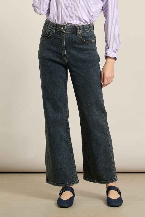 [25FA] 밴딩 워싱 데님 - 다크 블루 A5F8P35354는 여성용 데님 팬츠입니다. 다크 블루 컬러의 워싱 처리된 면, 폴리우레탄 혼방 소재로 제작되었으며, 가을 시즌에 데일리룩 또는 가을 나들이룩으로 활용하기 좋습니다. 허리 부분 밴딩으로 편안한 착용감을 제공하며, 와이드 핏 디자인이 다리 라인을 슬림하게 연출합니다. 클래식, 미니멀, 캐주얼 스타일을 모두 소화할 수 있으며, 빈티지한 매력의 디테일이 돋보입니다.
