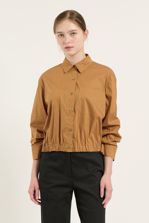 [25FA] 밑단 밴딩 셔츠는 캐주얼하고 미니멀한 스타일을 추구하는 여성 고객을 위한 크롭 기장의 셔츠입니다. 부드러운 면 소재로 제작되어 봄, 가을에 얇게 입기 좋으며, 차이나칼라와 긴 소매 디자인으로 깔끔한 느낌을 줍니다. 밑단 밴딩 디테일이 있어 활동성을 높였으며 루즈핏으로 편안하게 착용 가능합니다. 데이트룩, 카페룩과 같은 TPO에 적합하며, 베이직한 디자인으로 다양한 스타일링에 활용하기 좋습니다.
