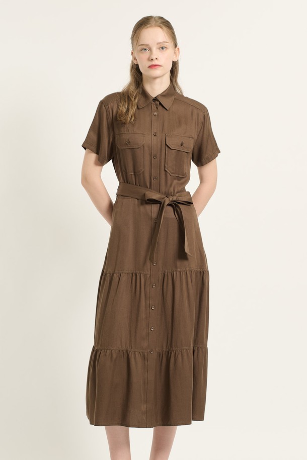 [25FA] 카라형 캉캉 셔링 원피스 - 브라운 (BROWN B5C7O60174)는 여성스러운 실루엣을 연출하는 가을 데일리 [셔링] 원피스입니다. 부드러운 레이온 소재로 제작되어 편안한 착용감을 선사하며, 클래식한 무드를 더하는 카라 디자인과 앞단 버튼 디테일이 특징입니다. 허리 벨트가 포함되어 있어 슬림한 핏을 연출할 수 있으며, 캉캉 셔링 디테일이 로맨틱한 분위기를 자아냅니다. 데이트룩, 카페룩, 모임룩 등 다양한 TPO에 활용하여 클래식하고 미니멀하며 로맨틱한 스타일을 완성해보세요.
