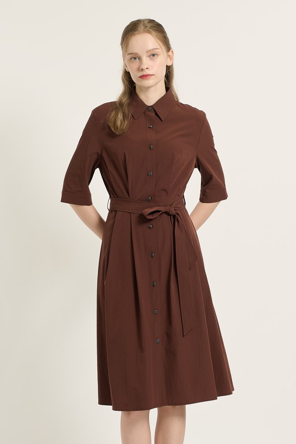 [25FA] 카라형 플레어 원피스 - 다크 브라운 B5C7O67275는 여성스러운 분위기를 연출하는 데이트룩, 카페룩, 모임룩에 어울리는 원피스입니다. 클래식, 미니멀, 걸리시 스타일을 모두 아우르며, 가을 시즌에 적합한 반소매 디자인입니다. 다크 브라운 컬러의 무지 원피스로, 카라 디테일과 벨트, 버튼 장식이 특징입니다. 플레어핏의 플레어 스커트 라인으로 여성스러운 실루엣을 강조하며, 일상에서 편안하게 착용할 수 있습니다.
