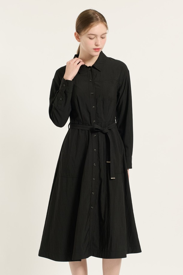 [25FA] 셔츠카라 벨티드 플레어 원피스는 여성스러운 실루엣을 연출하는 블랙 컬러의 셔츠 원피스입니다. 봄, 가을에 적합하며, 셔츠 카라와 벨트 디테일이 클래식하면서도 세련된 무드를 더합니다. 플레어 핏으로 여성스러운 라인을 강조하며, 데이트룩, 오피스룩, 모임룩 등 다양한 TPO에 활용할 수 있습니다. 미니멀하고 시크한 스타일을 선호하는 분들께 추천하는 아이템입니다. 무지 디자인으로 어떤 액세서리와도 잘 어울려 폭넓은 스타일링이 가능합니다.
