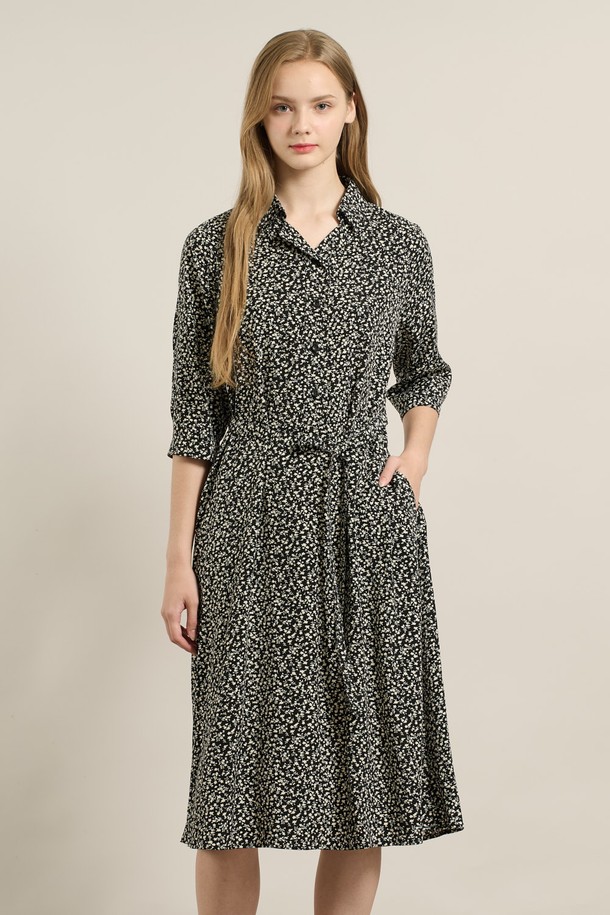 [25FA] 반오픈 뒤밴딩 프린트 원피스 - BLACK A5F8O62599는 캐주얼한 스타일의 여성용 반오픈 원피스입니다. 라운드넥 디자인에 반소매 기장으로, 가을에 어울리는 폴리에스터 소재의 루즈핏 플레어 원피스입니다. 블랙과 브라운 두 가지 색상으로 제공되며, 프린트 무늬가 특징입니다. 뒷부분 밴딩 디테일과 심플한 실루엣으로 허리를 자연스럽게 잡아주어 편안한 착용감과 활동성을 제공합니다. 데이트룩, 카페룩 등 다양한 TPO에 활용 가능하며, 미니멀하고 클래식한 스타일을 연출하기 좋습니다.
