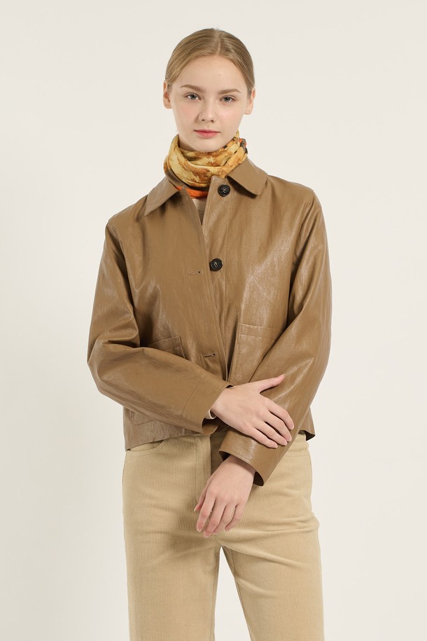 [25WT] 스탠카라 숏 기장 포우 레더 재킷은 여성 의류로, 미니멀하고 모던한 스타일을 연출합니다. 다크 베이지 색상의 인조 가죽 소재로 제작되어 봄, 가을에 적합하며, 숏 기장과 스탠카라 디자인이 특징입니다. 버튼 여밈 방식과 레귤러 핏으로 편안하게 착용할 수 있으며, 포켓 디테일이 더해져 실용성을 높였습니다. 데이트룩, 쇼핑룩 등 다양한 TPO에 활용 가능하며, 미니멀, 클래식, 시크한 스타일을 선호하는 분들께 추천합니다.
